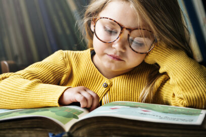 jeune fille en train de lire un très gros livre de contes - Agrandir l'image, fenêtre modale