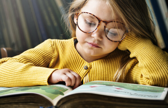 jeune fille en train de lire un très gros livre de contes - Agrandir l'image, fenêtre modale