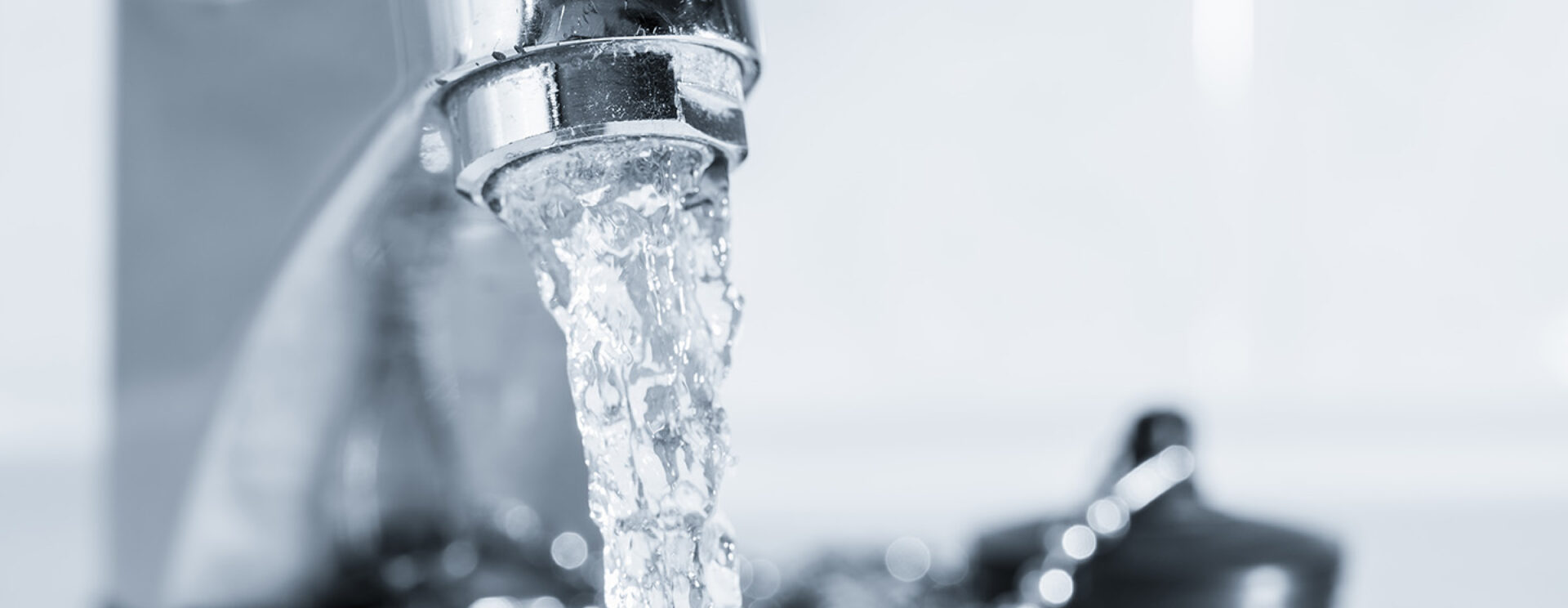 robinet ouvert avec filet d'eau qui coule