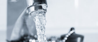 robinet ouvert avec filet d'eau qui coule