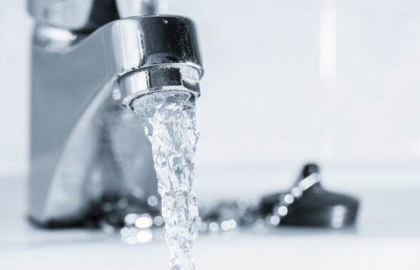 robinet ouvert avec filet d'eau qui coule - Agrandir l'image, fenêtre modale