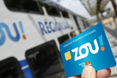 carte du réseau de bus zou tenue par une main - Agrandir l'image, fenêtre modale