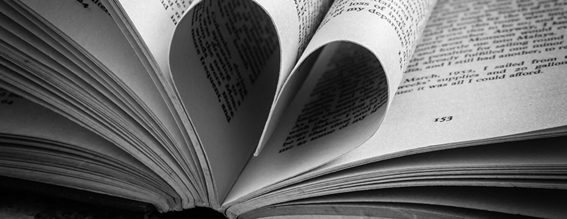 livre avec deux pages courbées qui forment un coeur