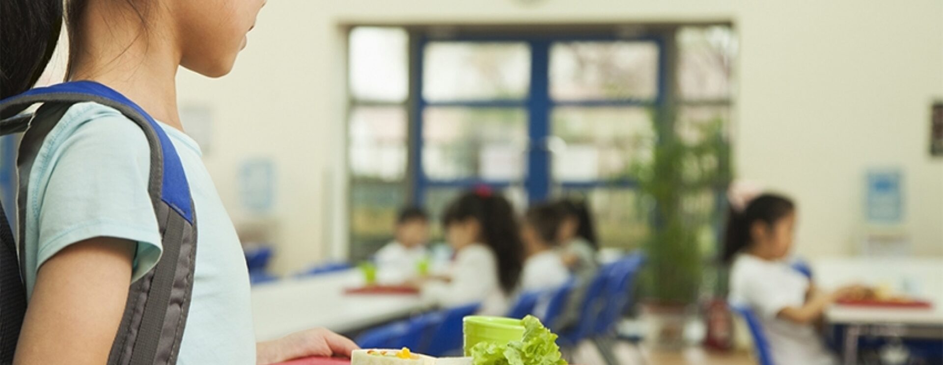 enfant avec un plateau de nourriture dans les mains