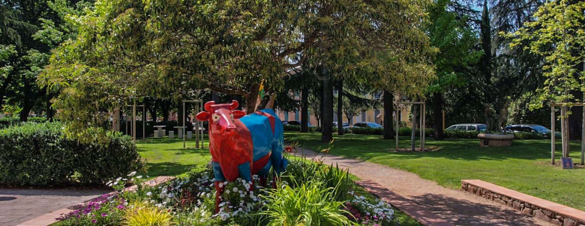 Statue de vache au milieu de verdure