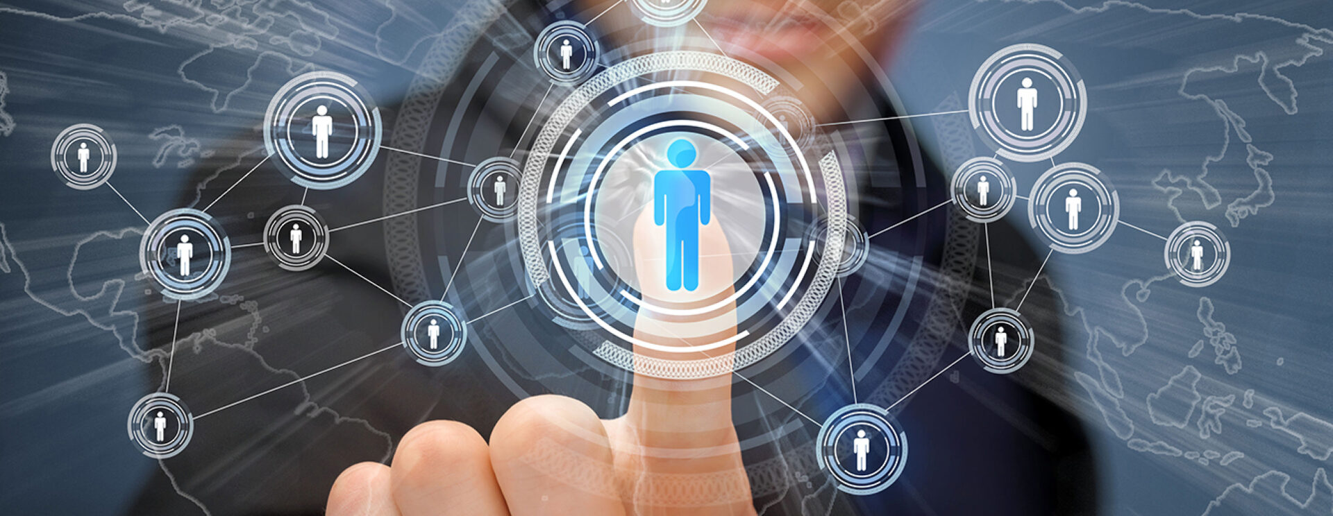 homme clique avec un doigt sur un écran transparent face à lui