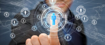 homme clique avec un doigt sur un écran transparent face à lui