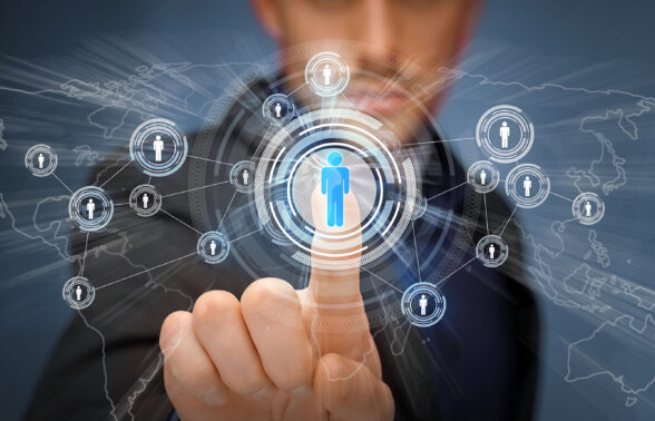 homme clique avec un doigt sur un écran transparent face à lui - Agrandir l'image, fenêtre modale