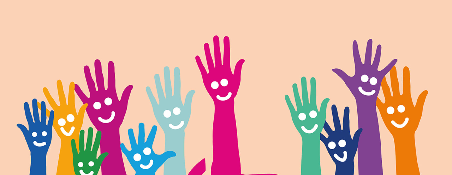 mains colorées tendues vers le ciel