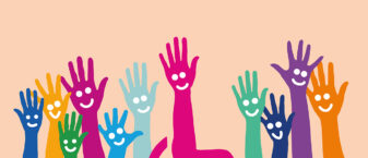 mains colorées tendues vers le ciel