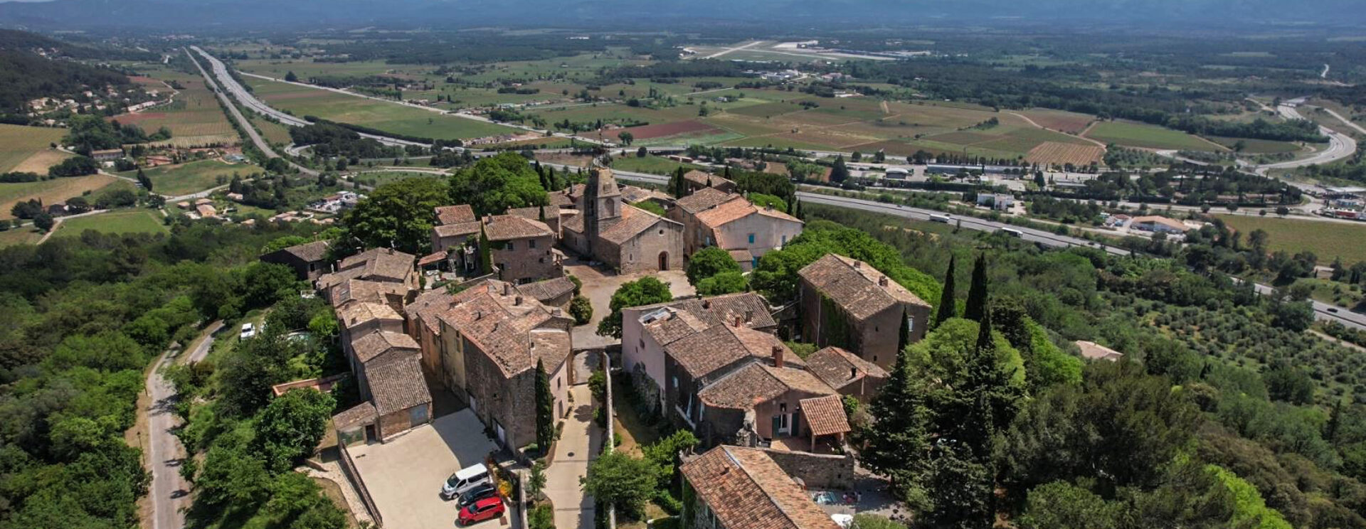 vue aérienne d'un vieux village perché sur un rocher