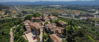 vue aérienne d'un vieux village perché sur un rocher