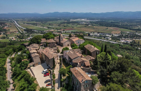 vue aérienne d'un vieux village perché sur un rocher - Agrandir l'image, fenêtre modale