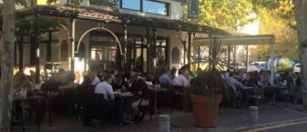 terrasse de restaurant pleine de monde
