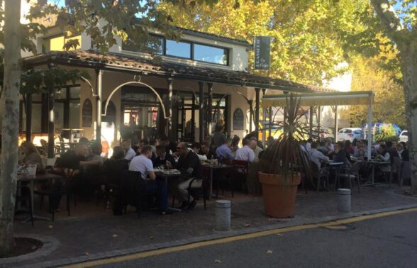terrasse de restaurant pleine de monde - Agrandir l'image, fenêtre modale