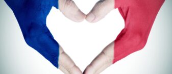 Deux mains jointes formant un coeur, colorées aux couleurs bleu blanc rouge du drapeau français