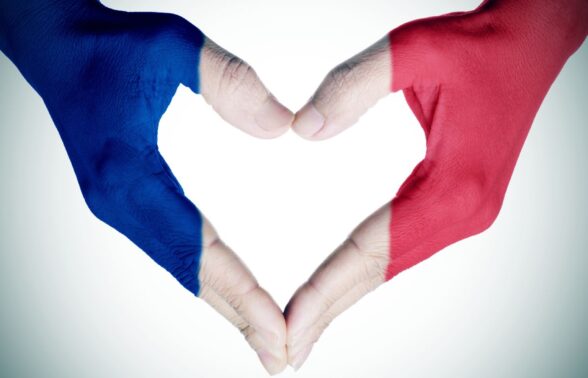 Deux mains jointes formant un coeur, colorées aux couleurs bleu blanc rouge du drapeau français - Agrandir l'image, fenêtre modale