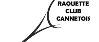 logo du club représenté par une raquette dessinée et le titre au milieu du filet.