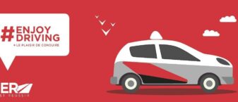 logo du centre en blanc sur fond rouge avec dessin d'une voiture auto-école