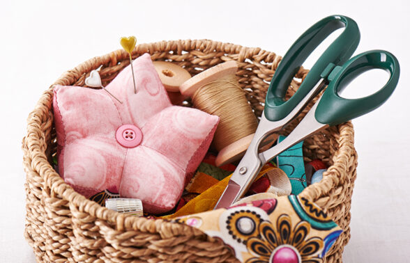 Panier à couture en osier, composé de ciseaux, fils, coussin en forme de fleur - Agrandir l'image, fenêtre modale