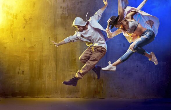 un homme et une femme en plein saut pendant une danse de hip hop. - Agrandir l'image, fenêtre modale