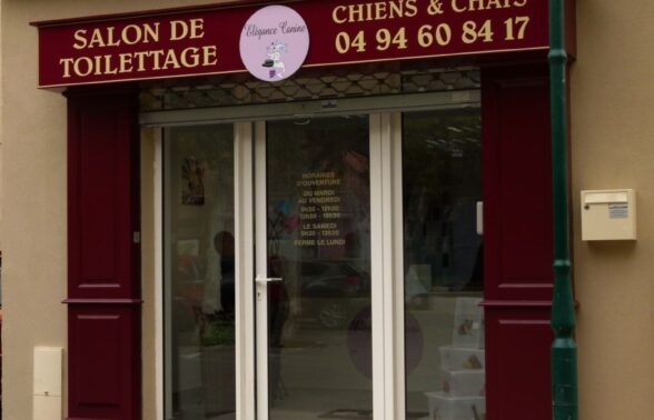 devanture de magasin rouge pourpre avec informations pratiques sur la boutique écrites dessus. - Agrandir l'image, fenêtre modale