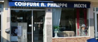 devanture du salon avec enseigne bleue foncée