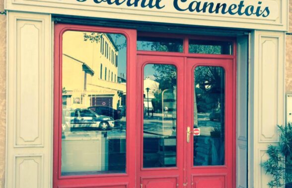 devanture de boutique rouge - Agrandir l'image, fenêtre modale