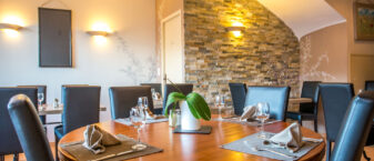 table de restaurant montée et prête à accueillir ses clients