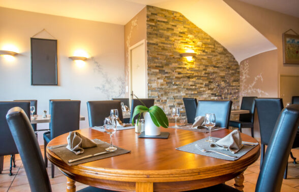 table de restaurant montée et prête à accueillir ses clients - Agrandir l'image, fenêtre modale