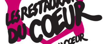 assiette rose en forme de coeur avec texte en noir par dessus qui inscrit "les restaurants du coeur, les relais du coeur".