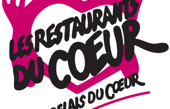 assiette rose en forme de coeur avec texte en noir par dessus qui inscrit "les restaurants du coeur, les relais du coeur". - Agrandir l'image, fenêtre modale