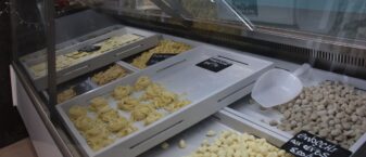 vitrine de pâtes fraiches diverses.