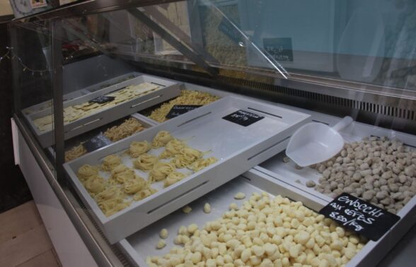 vitrine de pâtes fraiches diverses. - Agrandir l'image, fenêtre modale