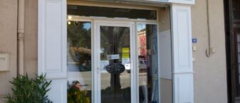 entrée de la boutique avec une devanture bleu clair