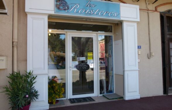 entrée de la boutique avec une devanture bleu clair - Agrandir l'image, fenêtre modale