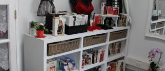 intérieure d'une boutique de lingerie avec sur les étagères des sous-vêtements féminins.