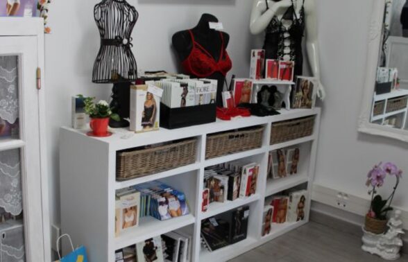 intérieure d'une boutique de lingerie avec sur les étagères des sous-vêtements féminins. - Agrandir l'image, fenêtre modale