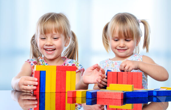 Deux petites filles blondes jouent avec des kaplas colorés - Agrandir l'image, fenêtre modale