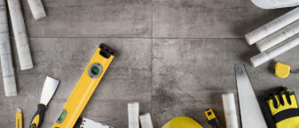 outils et plans posés en cercle sur une table anthracite.