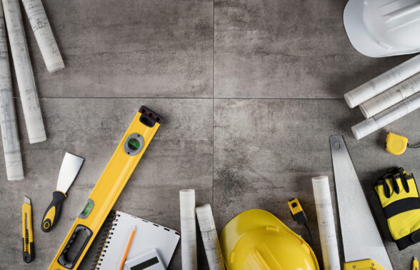 outils et plans posés en cercle sur une table anthracite. - Agrandir l'image, fenêtre modale