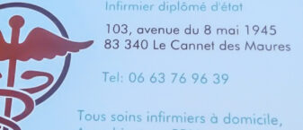 plaque d'entrée du cabinet avec informations pratiques inscrites.