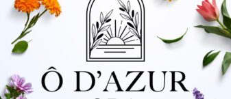 Logo de l'entreprise avec texte et dessin en noir au centre, entouré de fleurs et de plantes, sur fond blanc