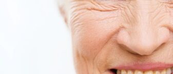 Visage en gros plan d'une femme âgée souriante