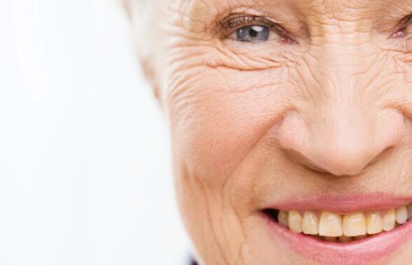 Visage en gros plan d'une femme âgée souriante - Agrandir l'image, fenêtre modale