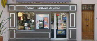 devanture de boutique dans les tons marrons gris, avec inscription "presse et articles de pêche".