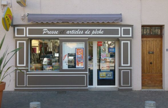 devanture de boutique dans les tons marrons gris, avec inscription "presse et articles de pêche". - Agrandir l'image, fenêtre modale
