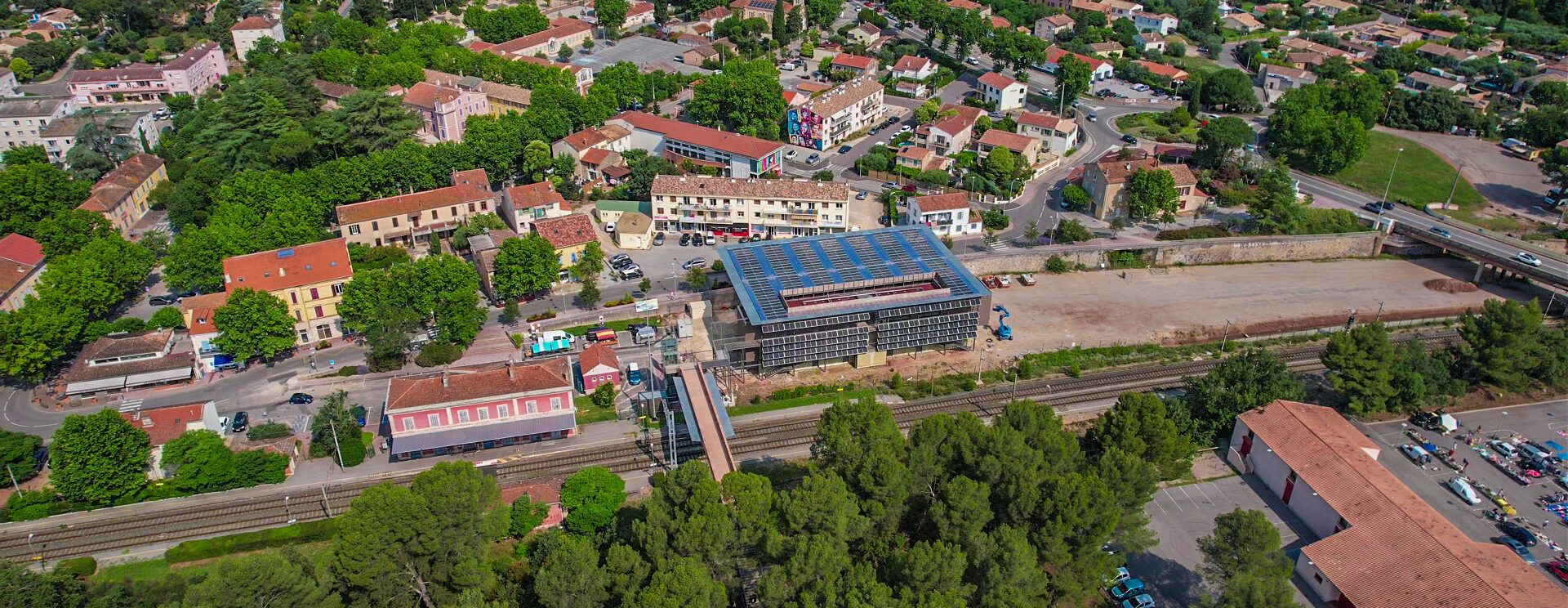 vue aérienne de la ville, territoire mi urbain, mi rural.