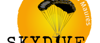 logo de l'association, rond orange et écritures noires "skydive cepca" avec parachute dessiné