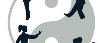Symbole du yin et du yang avec par dessus des silhouettes de femmes en diverses position de taï chi chuan
